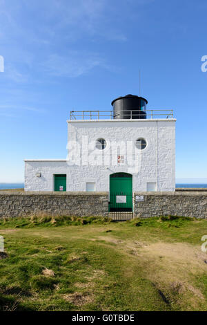 Phare de Bamburgh Harkness ci-dessus entre les roches et de Bamburgh Budle Bay Banque D'Images