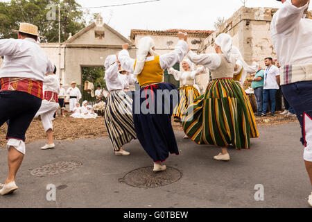 Danses folkloriques traditionnelles de la scène des danseurs dans une scène dans le cadre d'une visite guidée à travers la route théâtrale Adeje route maritime, Tener Banque D'Images