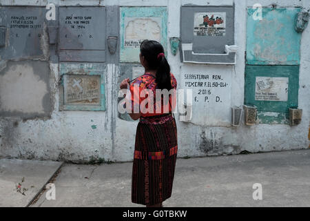 Une femme de la région au cimetière de Chichicastenango également connu sous le nom de Santo Tomás Chichicastenango une ville dans le département de Guatemala El Quiché, connu pour sa culture Maya Kiche traditionnels. Banque D'Images