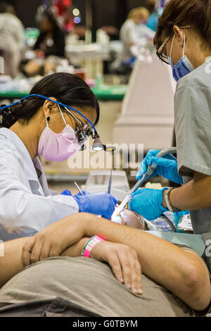 Jacksonville, Floride - une clinique dentaire de deux jours organisé par la Mission à but non lucratif de la miséricorde a traité environ 3 000 patients. Banque D'Images