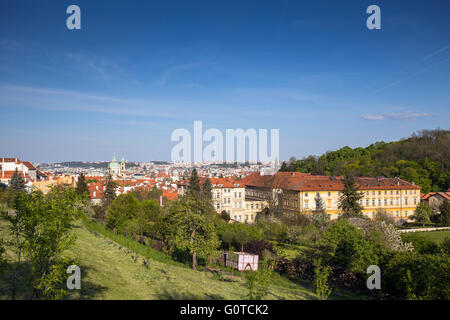 Vue depuis la colline de Petrin et le monastère de Strahov, République Tchèque, Europe Banque D'Images