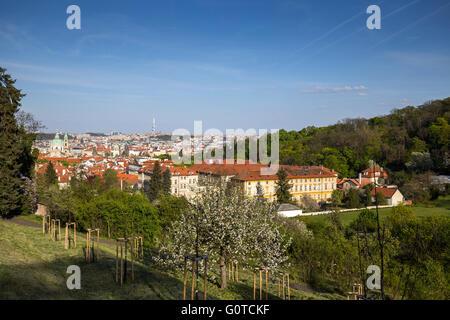 Vue depuis la colline de Petrin et le monastère de Strahov, République Tchèque, Europe Banque D'Images