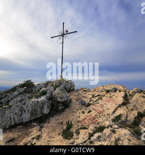 Croix sur le sommet de la montagne Montgo, Denia, Espagne Banque D'Images