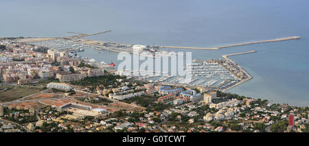 Vue sur mer partie de Denia et port de mer. Espagne Banque D'Images