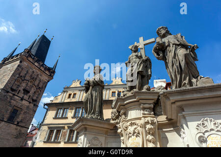 Statues St Cosmas et Damian sur le pont Charles. Tour Mostecka À Mala Strana Prague, République Tchèque Banque D'Images