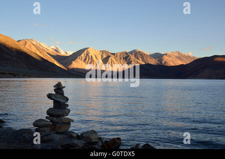 Pangong Tso, un lac d'altitude à 14 270 pieds, au Ladakh, le Jammu-et-Cachemire, l'Inde au lever du soleil Banque D'Images