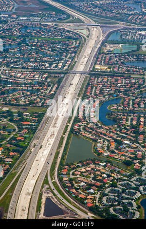 Fort Lauderdale, Floride - l'Interstate 75 dans la banlieue ouest de Fort Lauderdale. L'autoroute est en construction. Banque D'Images