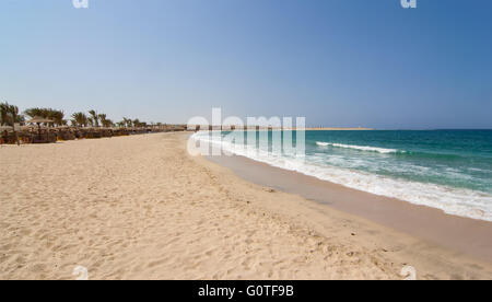 Plage de sable fin de la baie d'Abu Dabbab Marsa Alam dans la côte de la Mer Rouge égyptienne Banque D'Images