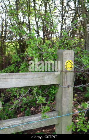 Stile sur un sentier public complet avec panneau jaune et de barbelés, Mai 2016 Banque D'Images