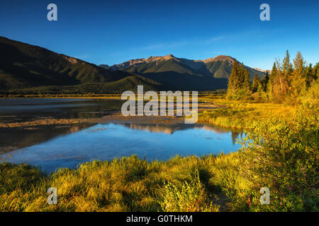 Les lacs Vermilion par Sunrise. Le parc national Banff (Rocheuses canadiennes), l'Alberta, Canada. Banque D'Images