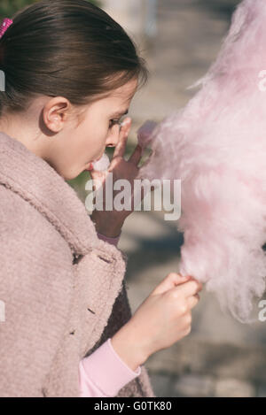 Vue latérale d'un girl eating Cotton Candy Banque D'Images