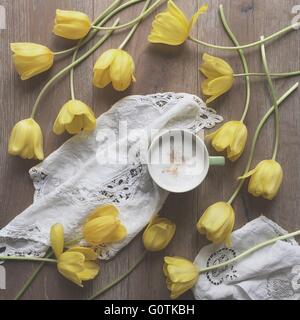 Tulipes jaunes et café Banque D'Images