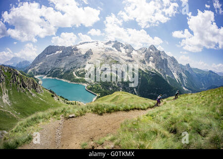 Man and Woman riding mountain bikes le long trail, Dolomites, Italie Banque D'Images