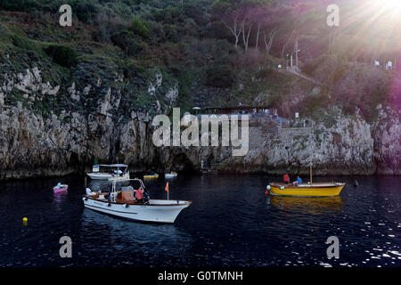 Les touristes en bateaux à l'entrée de la grotte bleue, Capri, Campanie, Italie, Europe Banque D'Images