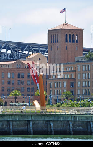 San Francisco, USA : vue de la sculpture Cupid's Span, un arc et une flèche, par les artistes Claes Oldenburg et Coosje van Bruggen Banque D'Images