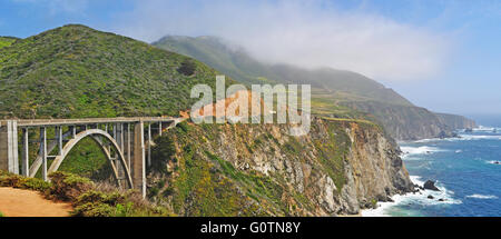 Californie, USA : Bixby Creek, un pont ouvert en béton armé-pont en arc de tympan à Big Sur, ouvert en 1932 Banque D'Images