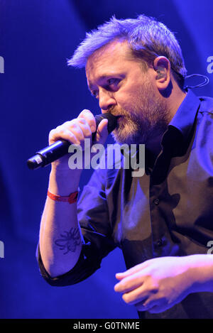 Guy Garvey se produisant au festival de jazz de Cheltenham, Royaume-Uni en 2016 Banque D'Images