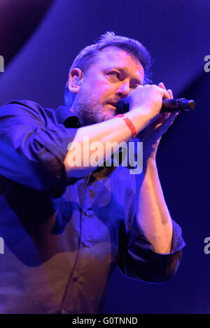 Guy Garvey se produisant au festival de jazz de Cheltenham, Royaume-Uni en 2016 Banque D'Images