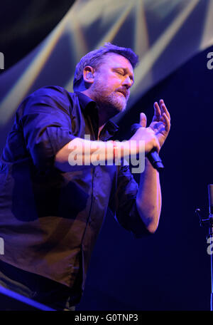 Guy Garvey se produisant au festival de jazz de Cheltenham, Royaume-Uni en 2016 Banque D'Images