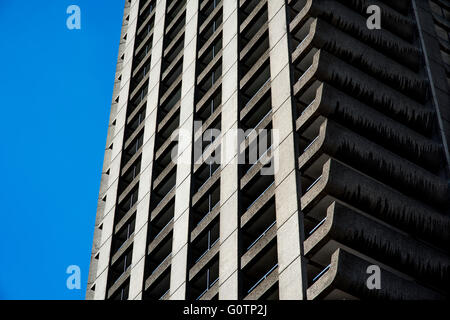 City of London, Londres, Angleterre, Royaume-Uni. 19 avril 2016 Le Barbican Estate est une propriété résidentielle construite pendant les années 1960 et 1970 dans la ville de Londres, dans une région jadis dévasté par les bombardements de la Seconde Guerre Mondiale et aujourd'hui densément peuplée par les institutions financières. Il contient, ou est adjacent à, le Barbican Arts Centre, le Musée de Londres, la Guildhall School of Music and Drama, la barbacane, la bibliothèque publique de la ville de London School for Girls Banque D'Images