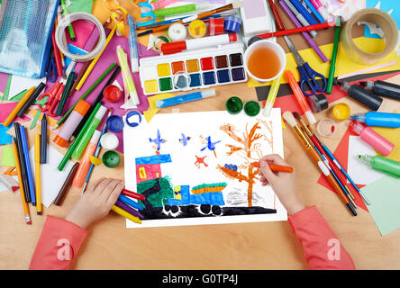 Voiture avec des cultures de légumes et d'oiseaux, enfant dessin , vue d'en haut les mains avec de la peinture au crayon sur papier photo d'art, lieu de travail Banque D'Images