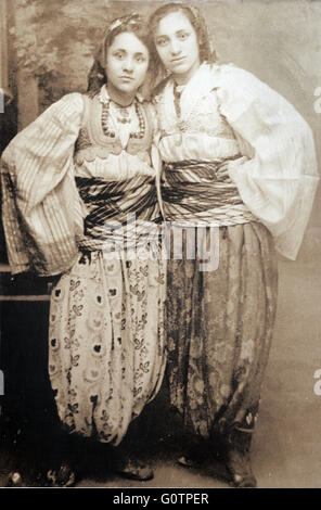 Copie d'une photographie historique de la jeune mère Teresa (à gauche, vrai nom Agnes Gonxha Bojaxhio), fondateur des Missionnaires de la Charité sur une image de la jeunesse avec sa sœur en vêtements albanaise traditionnelle. Banque D'Images