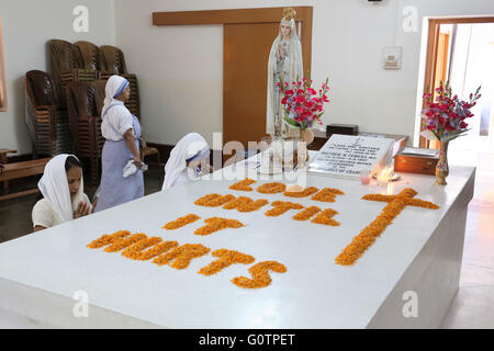 Moniales de prier sur la tombe de Mère Teresa à la Maison Mère des Missionnaires de la Charité (sœurs de Mère Teresa de Calcutta), Calcutta, Inde Banque D'Images