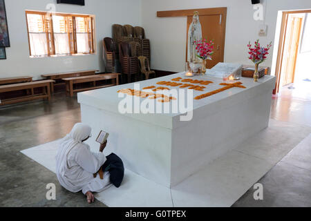 Nun prier sur la tombe de Mère Teresa à la Maison Mère des Missionnaires de la Charité (sœurs de Mère Teresa de Calcutta), Calcutta, Inde Banque D'Images