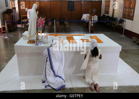 Moniales de prier sur la tombe de Mère Teresa à la Maison Mère des Missionnaires de la Charité (sœurs de Mère Teresa de Calcutta), Calcutta, Inde Banque D'Images