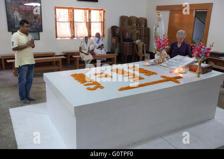 Tombe de Mère Teresa à la Maison Mère des Missionnaires de la Charité (sœurs de Mère Teresa de Calcutta), Calcutta, Inde Banque D'Images