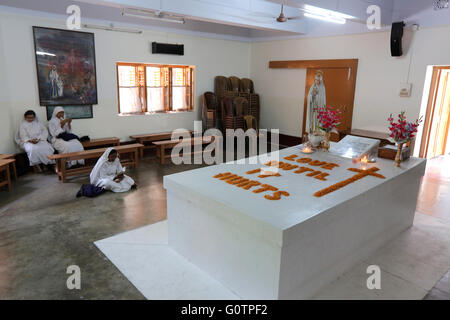 Moniales de prier sur la tombe de Mère Teresa à la Maison Mère des Missionnaires de la Charité (sœurs de Mère Teresa de Calcutta), Calcutta, Inde Banque D'Images