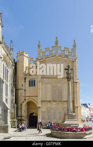 Monument commémoratif de guerre à l'extérieur de l'église Saint John's dans le centre de la ville de Cirencester Cotswold Banque D'Images