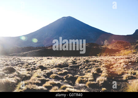 Vue du mont Ngauruhoe sur le Tongariro Alpine Crossing en Nouvelle Zélande Banque D'Images