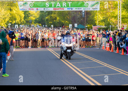 EUGENE, OR - 1 mai 2016 : moto Police officer dirige le pack des coureurs 2016 Eugene Marathon, un e pour Boston Banque D'Images