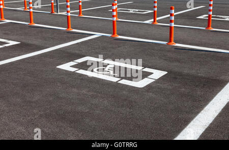 L'espace de stationnement réservé aux personnes handicapées dans un commerce de détail shoppers parking Banque D'Images