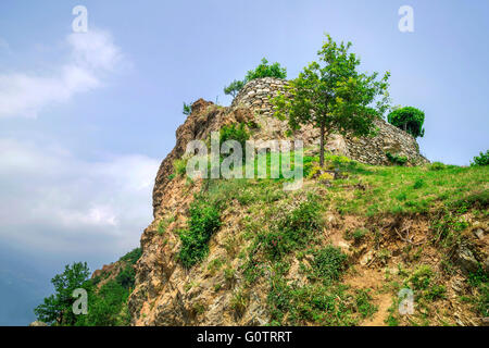 Beau paysage sur le mont Pirchiriano ,au-dessus du village de San Pietro,près de Sacra di San Michele (Saint Michael's Abbey) Banque D'Images