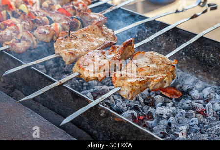 Pièces d'appétissants juteux des grillades de viande cuite sur le grill sur la braise Banque D'Images
