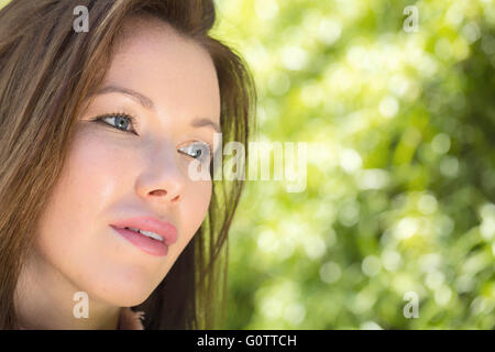 Portrait d'une femme réfléchie heureux dans la lumière du soleil à l'extérieur naturel détendu Banque D'Images