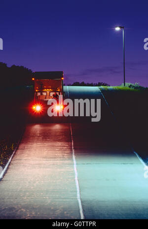 Chariot qui se déplace sur la route de nuit Banque D'Images