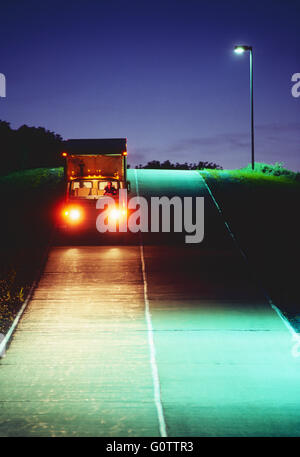 Chariot qui se déplace sur la route de nuit Banque D'Images