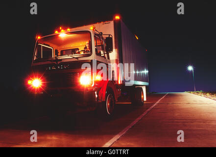 Chariot qui se déplace sur la route de nuit Banque D'Images