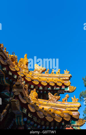 Statue de glacis de couleur réalisés sur d'anciennes décorations de toit impérial, Pékin, Chine, Banque D'Images