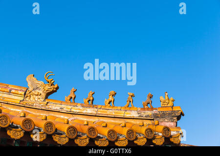 Statue de glacis de couleur réalisés sur d'anciennes décorations de toit impérial, Pékin, Chine, Banque D'Images