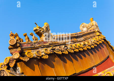 Statue de glacis de couleur réalisés sur d'anciennes décorations de toit impérial, Pékin, Chine, Banque D'Images