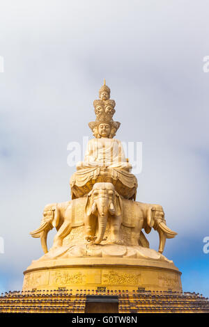 L'énorme statue de Bouddha sur le sommet de l'Emei mountain dans la province de Sichuan de Chine Banque D'Images