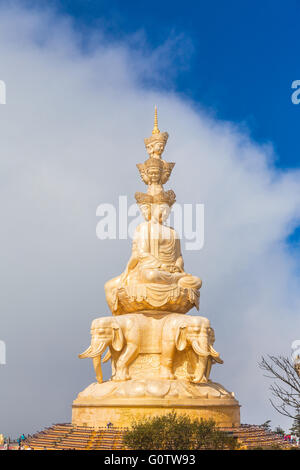 L'énorme statue de Bouddha sur le sommet de l'Emei mountain dans la province de Sichuan de Chine Banque D'Images