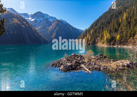 Coloeful vue sur lac et forêt dans le parc national de Jiuzhaigou, province du Sichuan, Chine Banque D'Images