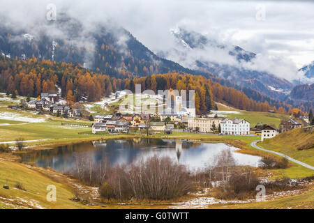 Vue imprenable de Lai Da Tarasp près de Scuol dans Engardin, Grisons (Grisons) de la Suisse. Banque D'Images