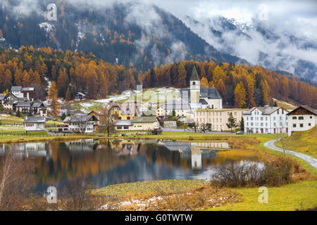 Vue imprenable de Lai Da Tarasp près de Scuol dans Engardin, Grisons (Grisons) de la Suisse. Banque D'Images