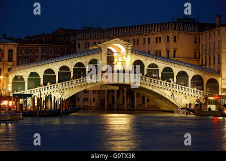 Pont du Rialto, le Grand Canal, Venise, Italie Banque D'Images